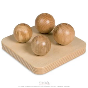 boules-en-bois-sur-tiges-verticales.jpgv1729873741 Boules en bois sur tiges verticales